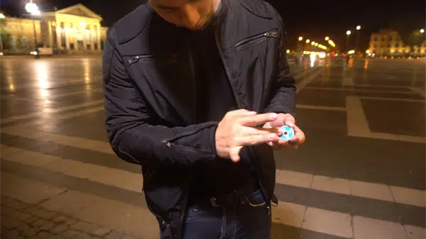 Changement de couleur pièce chinoise par Joker Magic – Image 2