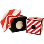 Le dé et le foulard par Tora