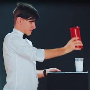 Le verre de lait qui disparaît par Bazar de Magia