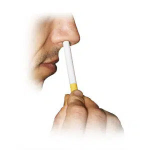 La cigarette dans le nez