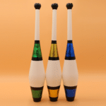 Set fürs Jonglieren mit passenden Farben (3 dekorierten Kegel und DVD) von Zyko