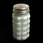 Squeaky salt shaker par Alan Wong