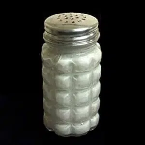 Squeaky salt shaker par Alan Wong