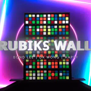 RUBIKS WALL par Bond Lee
