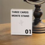 Three Cards Monte Stand par Jeki Yoo