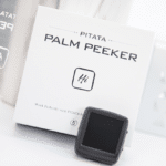 Palm Peeker par PITATA MAGIC