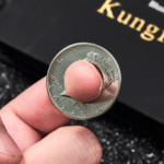 Kungfu Coin par Bluether Magic & Raphael