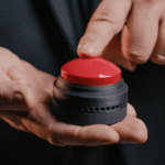 The Button par Chris James, Craig Petty & João Miranda