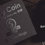Wing Coin par Harry He & Bacon Magic