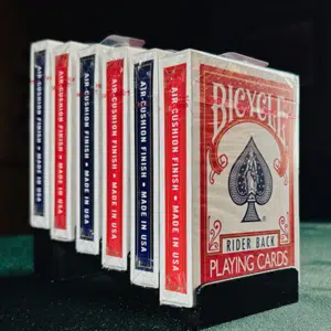 Présentoir pour 6 jeux par GL Design & Bacon Magic (par 2)